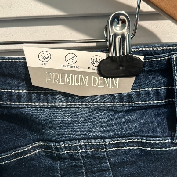 NWT Oak & Vine Denim Capris with jeweled back pockets, comfort fit and stretch. - Picture 9 of 11